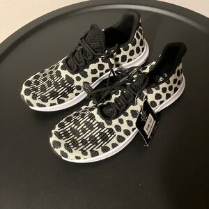 Athletic Works Shoes Womens 7.5 Snow Leopard Print Comfort Fit Memory Foam New
